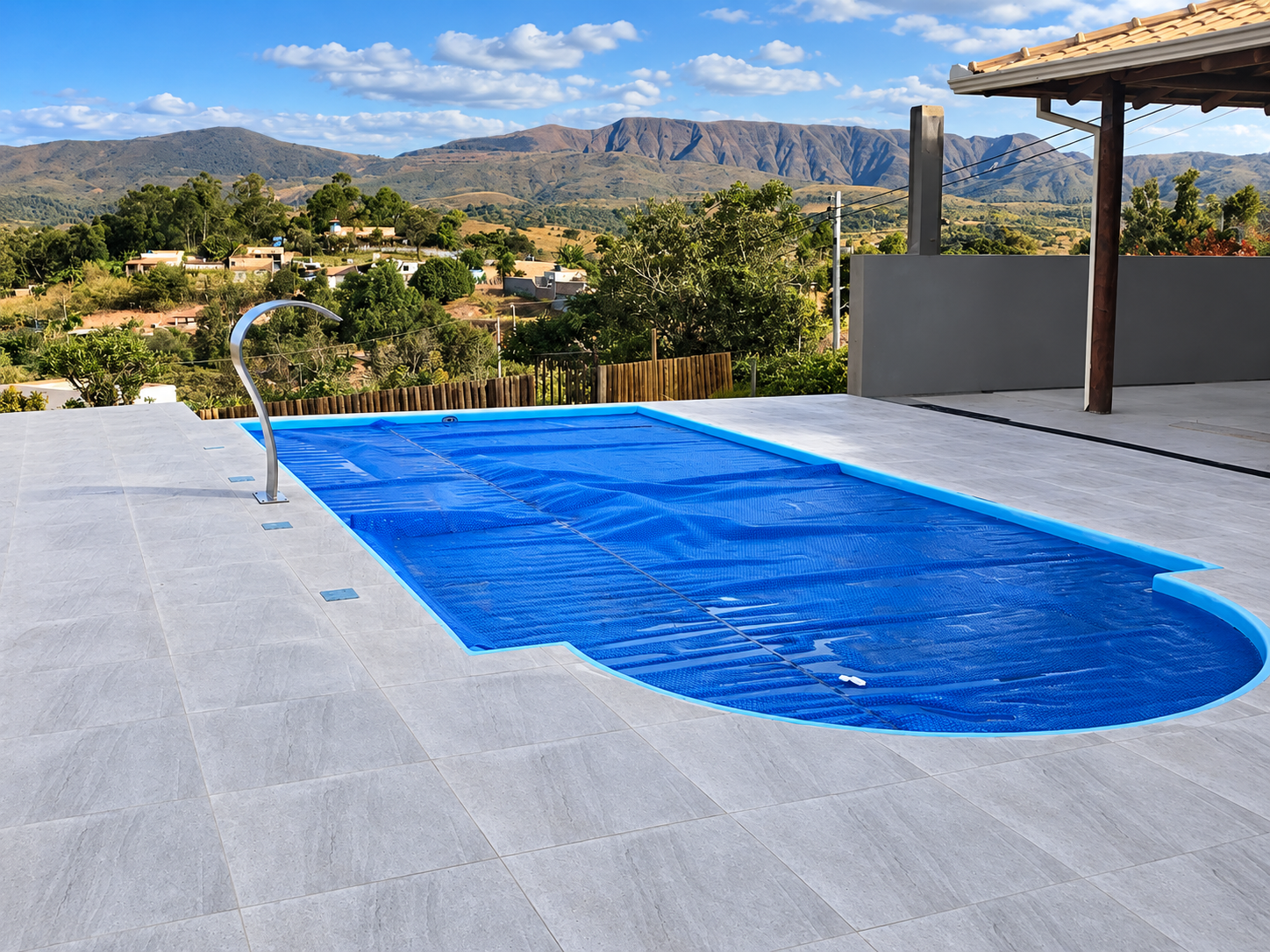 Piscina com capa de proteção