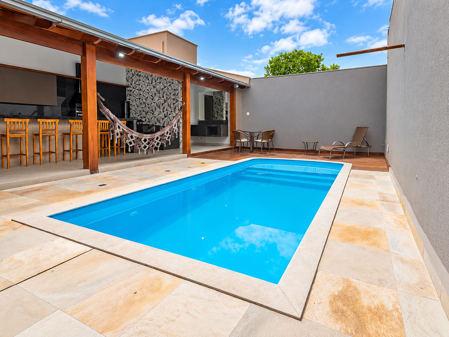 Piscina de fibra com área gourmet