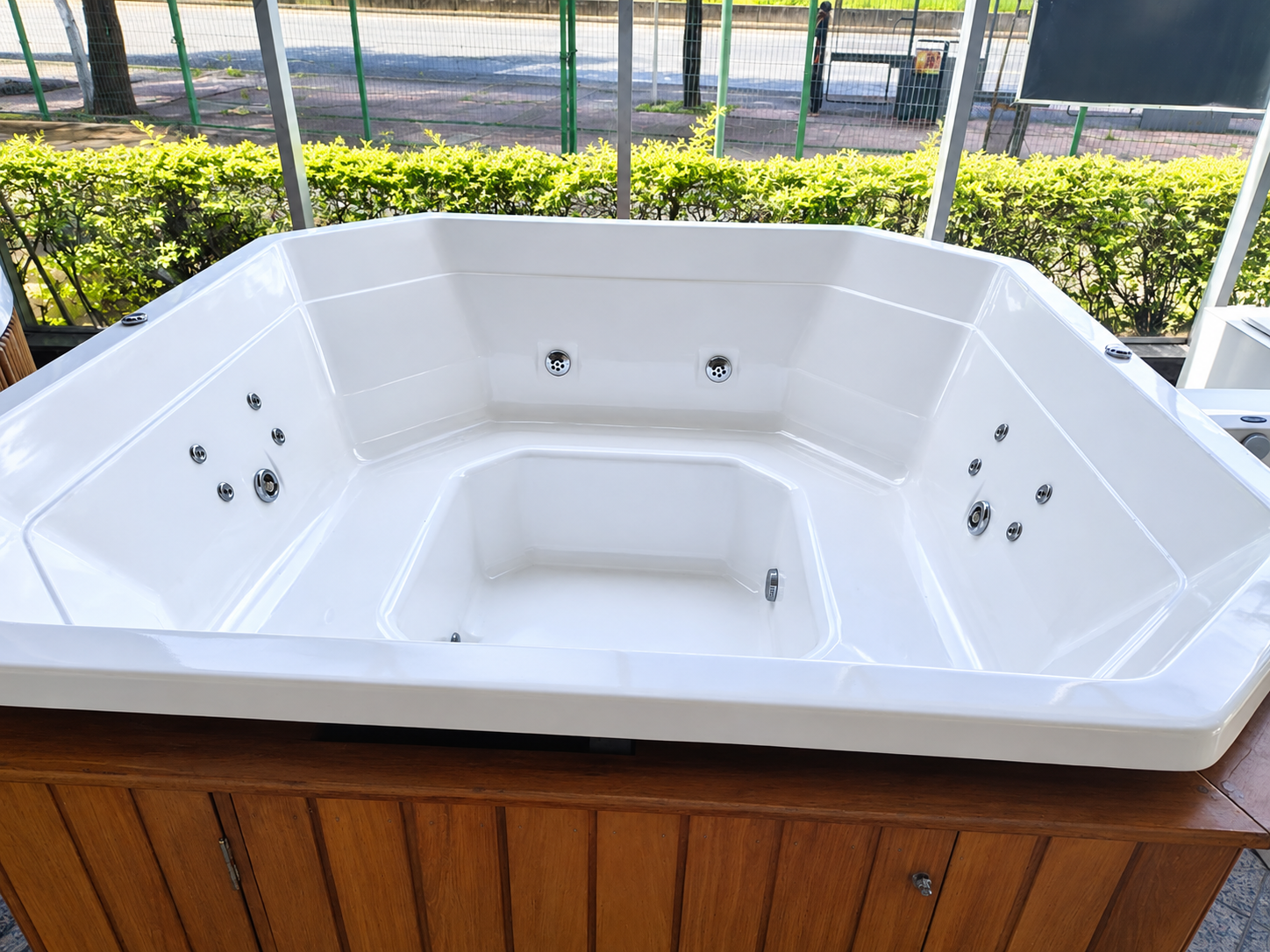 SPA branco com hidromassagem