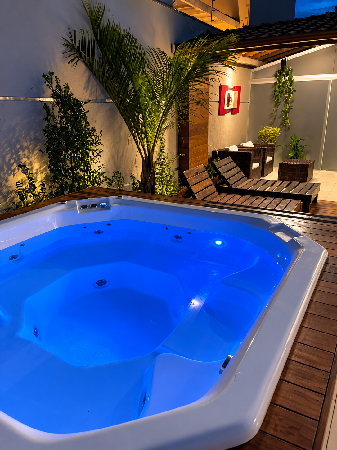 SPA com iluminação azul em área de lazer